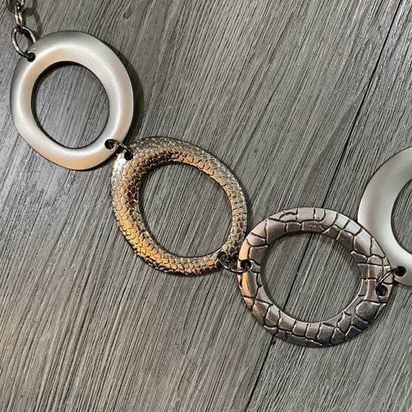 Chico’s Reptile Rounds Silver Metal Chain Belt NWT size S/M - Picture 3 of 8